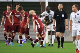 神戸-メルボルン・ビクトリー　後半４５分、３点目を奪われて同点とされ、宙を仰ぐＭＦアンドレス・イニエスタ（中央）ら神戸イレブン＝ノエビアスタジアム神戸（撮影・吉田敦史）