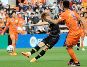 清水-神戸　前半、果敢にシュートを狙う神戸・大迫＝静岡市、ＩＡＩスタジアム日本平（撮影・山本哲志）