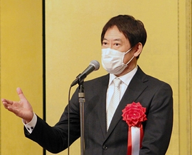 兵庫県水泳連盟の創立９０周年式典であいさつする日本水泳連盟の鈴木大地会長＝神戸市中央区、神戸ポートピアホテル