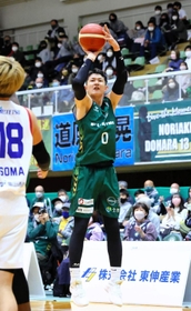 西宮-ＦＥ名古屋　第１クオーター、シュートを放つ西宮・川村（Ｃ）B.LEAGUE