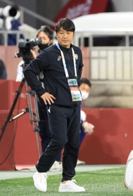 日のアジア・チャンピオンズリーグ・プレーオフで戦況を見つめる神戸の三浦淳寛監督＝ノエビアスタジアム神戸（撮影・吉田敦史）