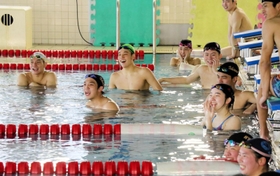 練習で仲間に声援を送る市尼崎高水泳部の選手たち＝尼崎市の同校
