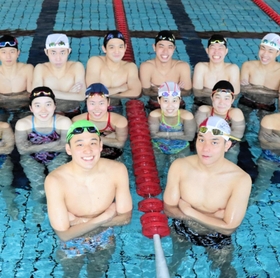 全国大会に向けて飛躍を誓う市尼崎高の（前列左から）山田海斗と吉岡亜矢都＝尼崎市の同校