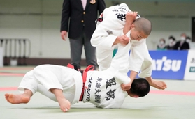 男子６６キロ級で優勝した顕徳海利（上）（代表撮影）