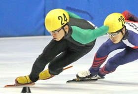 ２種目で大会新記録を塗り替えた選手権男子の松林佑倭（左）