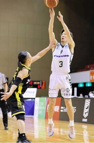 香川－西宮　第１クオーター、シュートを放つ西宮の松崎（Ｃ）B.LEAGUE