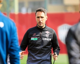 新体制初日の練習で選手を指導する神戸のリュイス新監督＝神戸市西区、いぶきの森球技場（Ｃ）ＶＩＳＳＥＬ　ＫＯＢＥ