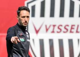 新体制初日の練習で指導する神戸のリュイス新監督＝神戸市西区、いぶきの森球技場（Ｃ）ＶＩＳＳＥＬ　ＫＯＢＥ