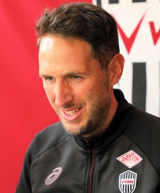 指揮官としての初練習を終え、オンラインで取材に応じる神戸のリュイス新監督＝神戸市西区、いぶきの森球技場（Ｃ）ＶＩＳＳＥＬ　ＫＯＢＥ