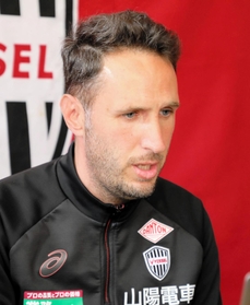 指揮官としての初練習を終え、オンラインで取材に応じる神戸のリュイス新監督＝神戸市西区、いぶきの森球技場（Ｃ）ＶＩＳＳＥＬ　ＫＯＢＥ