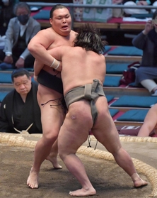 木竜皇（右）を寄り倒し、三段目優勝を決めた神崎（撮影・神子素慎一）