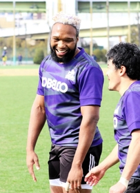 練習中、ＳＨ日和佐（右）と笑顔でコミュニケーションを図る神戸のＣＴＢアム＝神鋼灘浜グラウンド