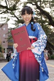 はかま姿で卒業証書を手にするフィギュアスケートの三原舞依＝２５日午後、神戸市東灘区、甲南大学岡本キャンパス（撮影・長嶺麻子）