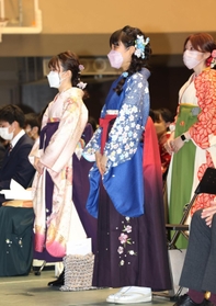 鮮やかな青の着物と深紅と黒のはかま姿で卒業式に出席したフィギュアスケートの三原舞依＝２５日午後、神戸市東灘区、甲南大学岡本キャンパス（撮影・長嶺麻子）