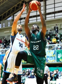 西宮-佐賀　第１クオーター、シュートする西宮のムボジ（右）（Ｃ）B.LEAGUE