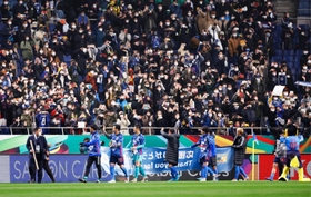 ベトナム戦を終え、場内一周する日本代表に拍手を送る大勢のサポーター＝埼玉スタジアム