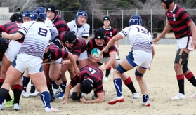ラグビーの近畿高校大会で攻め込む報徳フィフティーン＝２月２３日、奈良県天理市