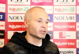 「試合が待ち遠しい」と新体制での初陣へ意気込む神戸のイニエスタ主将＝神戸市西区、いぶきの森球技場（Ｃ）ＶＩＳＳＥＬ　ＫＯＢＥ