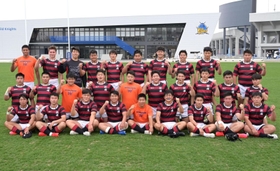 全国選抜大会を制し、笑顔で写真に納まる報徳の選手たち＝３１日午後、埼玉県熊谷市上川上、さくらオーバルフォート（撮影・秋山亮太）