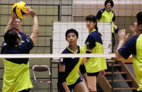 ２０１５年５月のバレーボール女子日本代表合宿で、真鍋政義監督（左奥）が見守る中、アタックの練習をする宮部藍梨（中央手前）