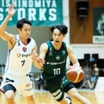 西宮-福岡　第１クオーター、ドリブルを仕掛ける西宮の渡辺（右）＝（Ｃ）B.LEAGUE