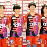 ＩＮＡＣ神戸に新加入した（左から）箕輪千慧、天野紗、井手ひなた、愛川陽菜の４選手＝神戸市東灘区向洋町中７、神戸レディースフットボールセンター