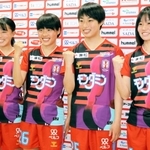 ＩＮＡＣ神戸に新加入した（左から）箕輪千慧、天野紗、井手ひなた、愛川陽菜の４選手＝神戸市東灘区向洋町中７、神戸レディースフットボールセンター