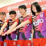 ＩＮＡＣ神戸に新加入した（左から）箕輪千慧、天野紗、井手ひなた、愛川陽菜＝神戸レディースフットボールセンター