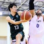 西宮-福岡　第１クオーター、相手をかわして攻める西宮の道原（左）＝（Ｃ）B.LEAGUE