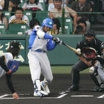 阪神との交流戦で左前打を放つ栗山巧＝２００５年５月１９日、甲子園