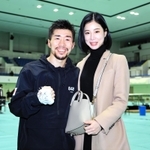 復帰戦を勝利で飾り、婚約者の足立綾子さん（右）と笑顔を見せる山中竜也＝神戸市立中央体育館（撮影・鈴木雅之）