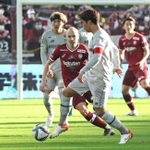 今季のホーム開幕戦でプレーするヴィッセル神戸のアンドレス・イニエスタ（中央）＝２０２２年２月２６日