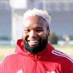 神戸に新加入した南アフリカ代表のアム。笑顔で撮影に応じた＝神鋼灘浜グラウンド