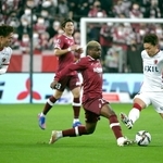 神戸-鹿島　前半、ボールを奪い合う神戸のリンコン（中央）＝ノエビアスタジアム神戸（撮影・秋山亮太）