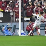 神戸-鹿島　前半、鹿島の三竿（６）に先制ゴールを決められ、悔しがる神戸のＧＫ飯倉（左下）ら＝ノエビアスタジアム神戸（撮影・秋山亮太）