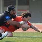 神戸-ＢＲ東京　前半１７分、神戸のＣＴＢリチャード・バックマン（右）がトライを決め、１２-０とリードを広げる＝ユニバー記念競技場（撮影・吉田敦史）