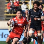 神戸-ＢＲ東京　後半、華麗に相手をかわす神戸のＣＴＢ李承信（中央）＝ユニバー記念競技場（撮影・吉田敦史）