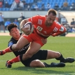 神戸-ＢＲ東京　前半２９分、神戸のＳＯアーロン・クルーデン（中央）がトライを決め１９-７とリードを広げる＝ユニバー記念競技場（撮影・吉田敦史）