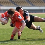 神戸-ＢＲ東京　前半３５分、神戸のＣＴＢリチャード・バックマン（左）がトライを決め２６-７とリードを広げる＝ユニバー記念競技場（撮影・吉田敦史）