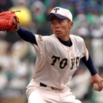 甲子園で力投する東洋大姫路高時代のグエン・トラン・フォク・アンさん＝２００３年３月２７日