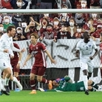 神戸-メルボルン・ビクトリー　前半１２分、同点ゴールを奪われ、肩を落とす神戸イレブン＝ノエビアスタジアム神戸（撮影・吉田敦史）