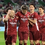 神戸-メルボルン・ビクトリー　前半、イニエスタ（左から２人目）が先制ゴールを挙げ、喜ぶ神戸イレブン＝ノエビアスタジアム神戸（撮影・吉田敦史）