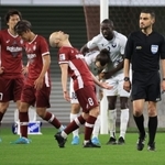 神戸-メルボルン・ビクトリー　後半４５分、３点目を奪われて同点とされ、宙を仰ぐＭＦアンドレス・イニエスタ（中央）ら神戸イレブン＝ノエビアスタジアム神戸（撮影・吉田敦史）