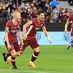 神戸-メルボルン・ビクトリー　前半６分、イニエスタ（左）が先制ゴールを挙げ、喜ぶ神戸イレブン＝ノエビアスタジアム神戸（撮影・吉田敦史）