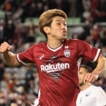 １５日のＡＣＬプレーオフで、２ゴール目をマークして勝ち越しに成功し、跳び上がる神戸のＦＷ大迫勇也＝ノエビアスタジアム神戸（撮影・吉田敦史）