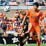 清水-神戸　前半、果敢にシュートを狙う神戸・大迫＝静岡市、ＩＡＩスタジアム日本平（撮影・山本哲志）