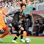 清水-神戸　前半、左サイドをドリブルで突破する神戸・汰木＝静岡市、ＩＡＩスタジアム日本平（撮影・山本哲志）