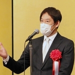 兵庫県水泳連盟の創立９０周年式典であいさつする日本水泳連盟の鈴木大地会長＝神戸市中央区、神戸ポートピアホテル