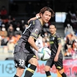 清水-神戸　前半、縦パスを繰り出す神戸・扇原＝静岡市、ＩＡＩスタジアム日本平（撮影・山本哲志）