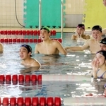 練習で仲間に声援を送る市尼崎高水泳部の選手たち＝尼崎市の同校